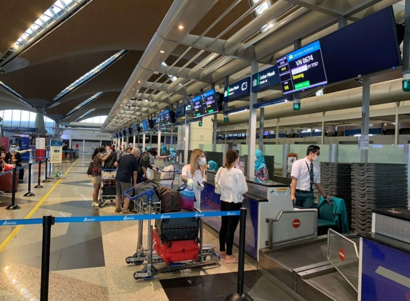 Hơn 270 công dân Việt Nam từ Malaysia về nước trên chuyến bay Vietnam Airlines