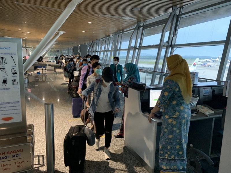 Hơn 270 công dân Việt Nam từ Malaysia về nước trên chuyến bay Vietnam Airlines
