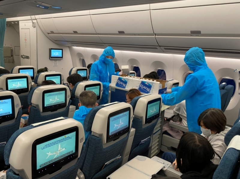 Hơn 270 công dân Việt Nam từ Malaysia về nước trên chuyến bay Vietnam Airlines
