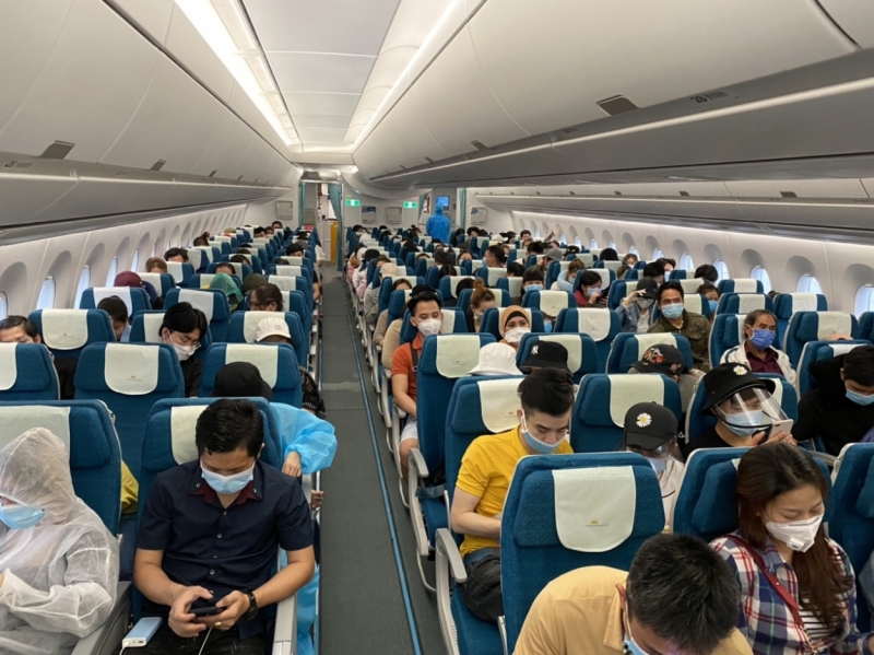 Để phòng ngừa dịch bệnh, chuyến bay chỉ phục vụ nước suối đóng chai và hành khách phải đeo khẩu trang trong suốt hành trình bay