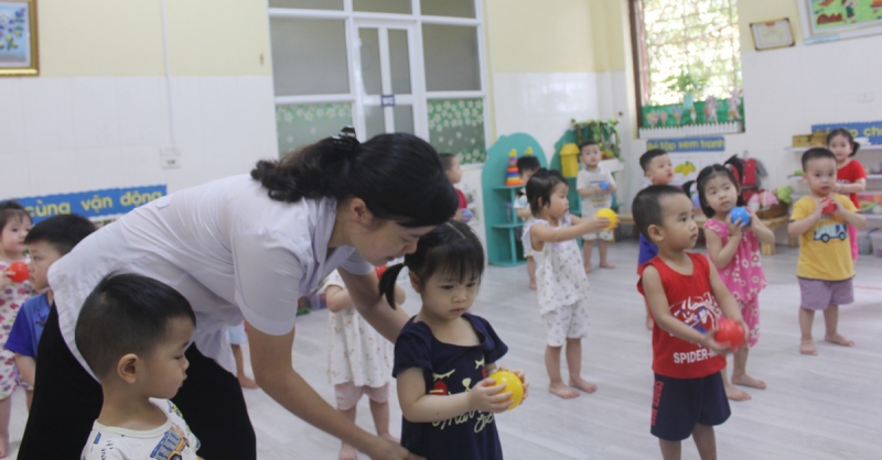 Trong ngày đầu đi học trở lại, các bé quấy khóc rất ít, các em nhanh chóng làm quen lại với môi trường học tập