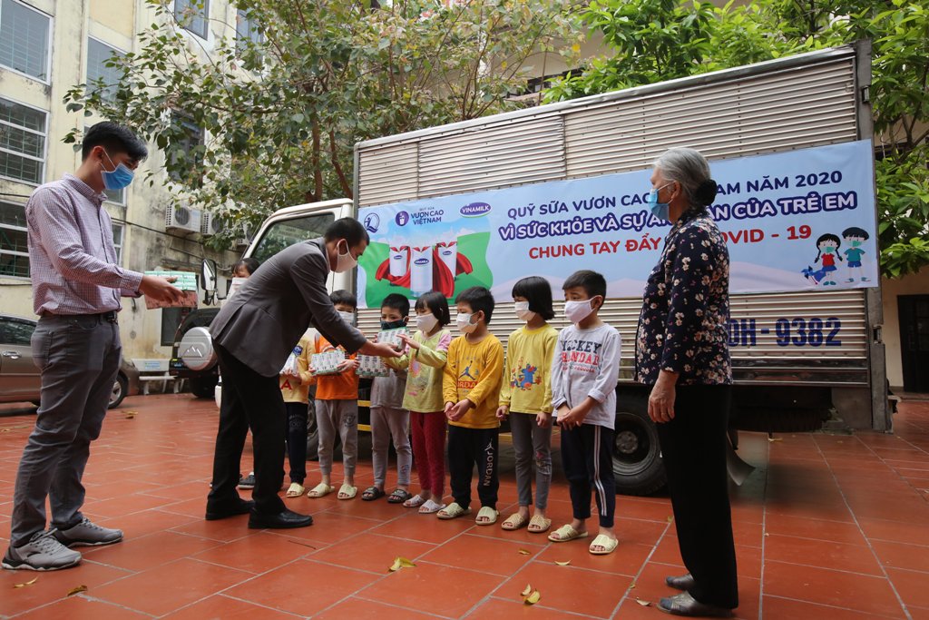 Quỹ sữa Vươn cao Việt Nam luôn đồng hành vì sức khỏe và sự an toàn của trẻ em