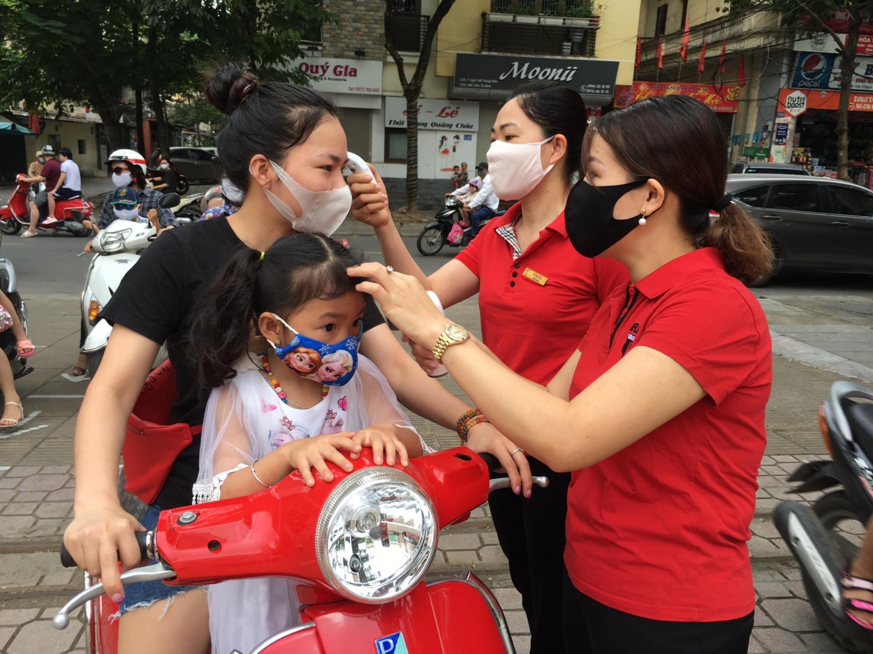 Trong ngày đầu đi học trở lại, phụ huynh trường Mầm non Hoa Hồng vô cùng phấn khởi, yên tâm