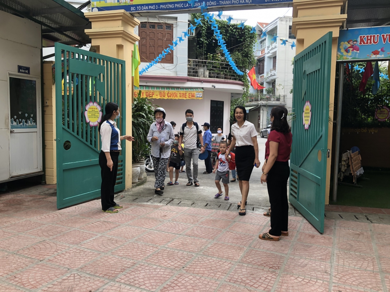 Phụ huynh phấn khởi đưa con đi học lại tại trường Mầm non Sơn Ca