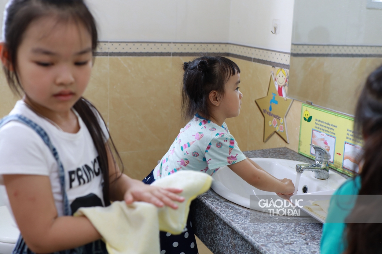 Trước khi trẻ vào ăn sẽ được giáo viên hướng dẫn rửa tay sạch sẽ.