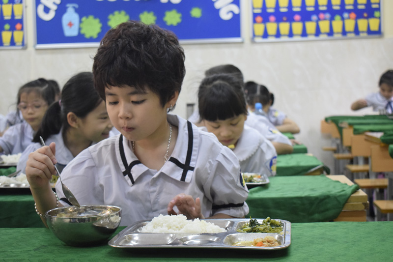 Cận cảnh bữa ăn bán trú của học sinh tiểu học trong ngày đầu tiên quay lại trường