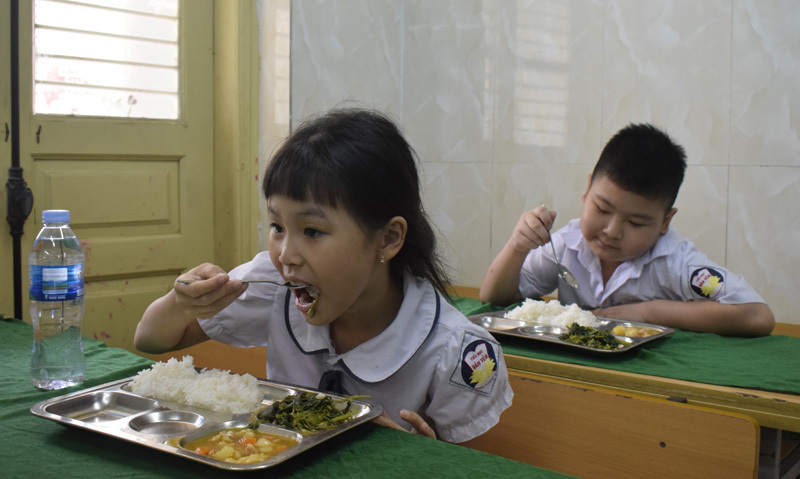 Được đi học trở lại, các bạn nhỏ rất vui, bữa cơm vì thế mà cũng ngon hơn nhiều...