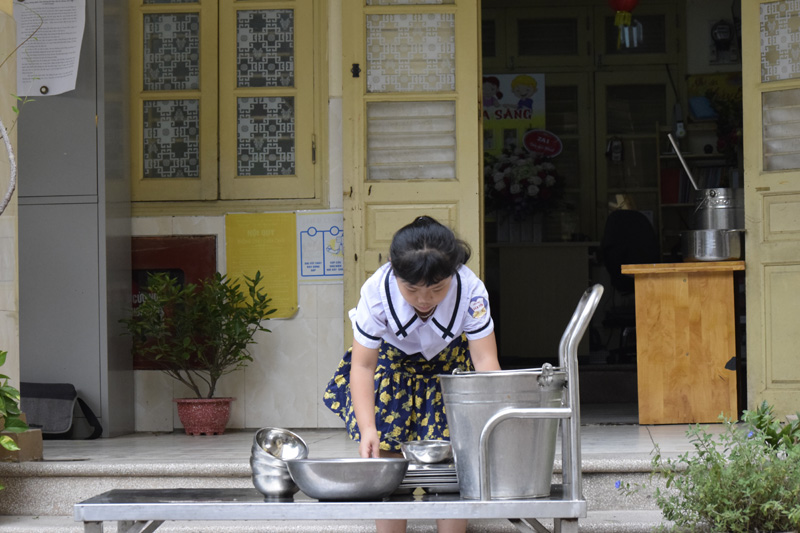 Cận cảnh bữa ăn bán trú của học sinh tiểu học trong ngày đầu tiên quay lại trường