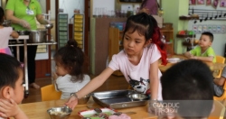 Bữa ăn bán trú tươi, sạch của trẻ mầm non Hà thành sau thời gian nghỉ dài vì dịch