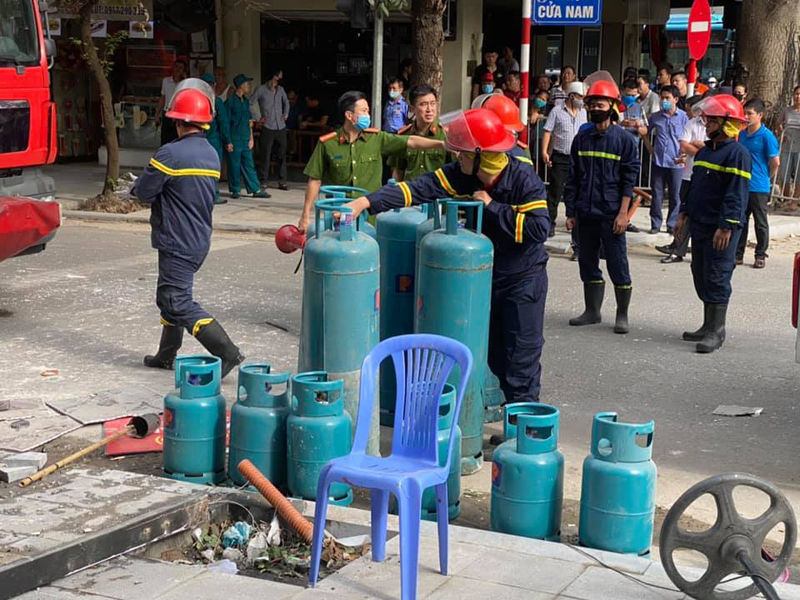 Gần 10 bình gas lớn nhỏ được lực lượng Cảnh sát PCCC và CNCH quận Hoàn Kiếm, Hà Nội đưa ra ngoài sau vụ nổ
