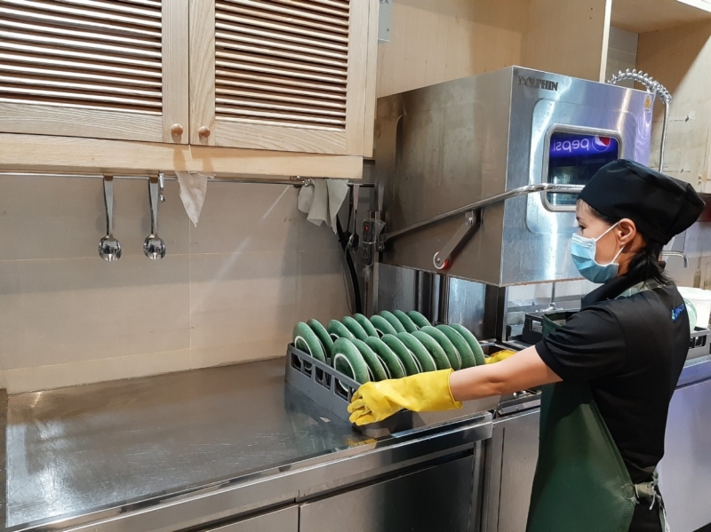 Tất cả đồ dùng phục vụ ăn uống đều được rửa sạch, sấy khô và tiệt trùng theo quy trình tiêu chuẩn