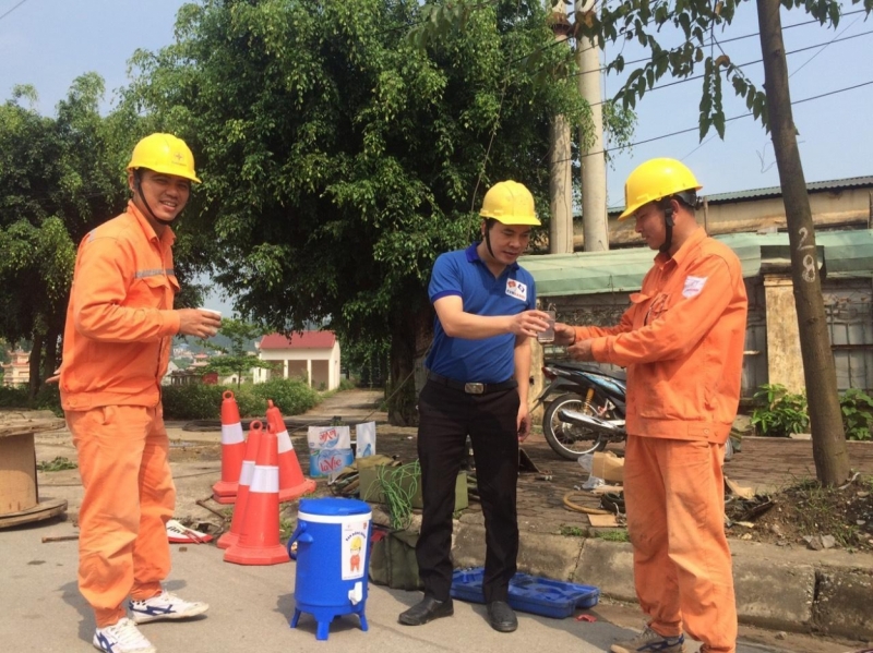 Sự sẻ chia của đoàn viên, thanh niên giúp công nhân ngành điện vượt qua nắng nóng