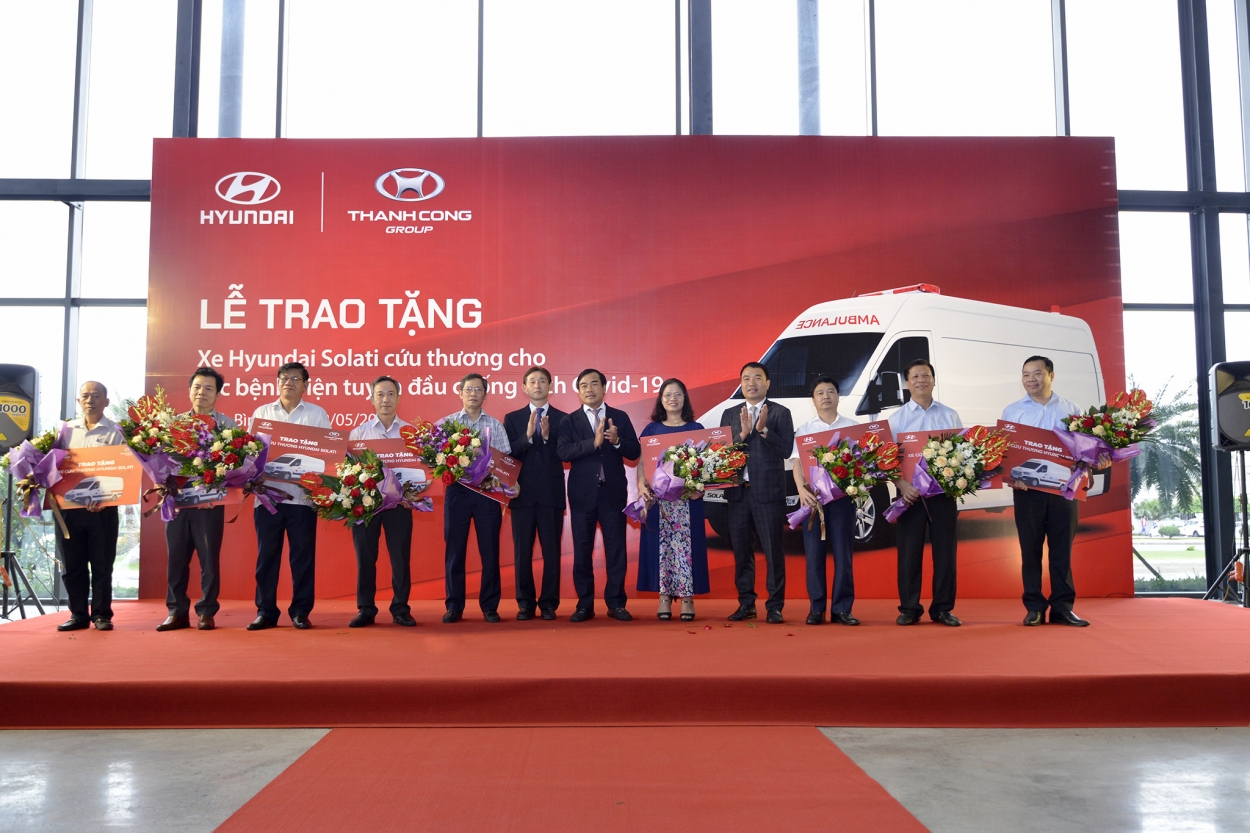 Đại diện Tập đoàn Thành Công và HTMV trao tặng xe cho các bệnh viện và cơ sở y tế