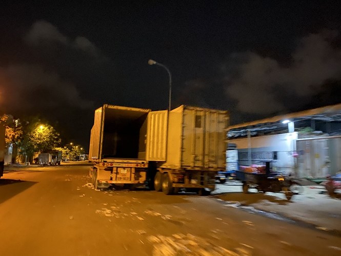 Xe container ngang nhiên đỗ dười lòng đường nhưng không bị các lực lượng chức năng nhắc nhở, xử lý