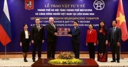 Hà Nội trao tặng thành phố Mátxcơva vật tư y tế phòng, chống dịch Covid-19