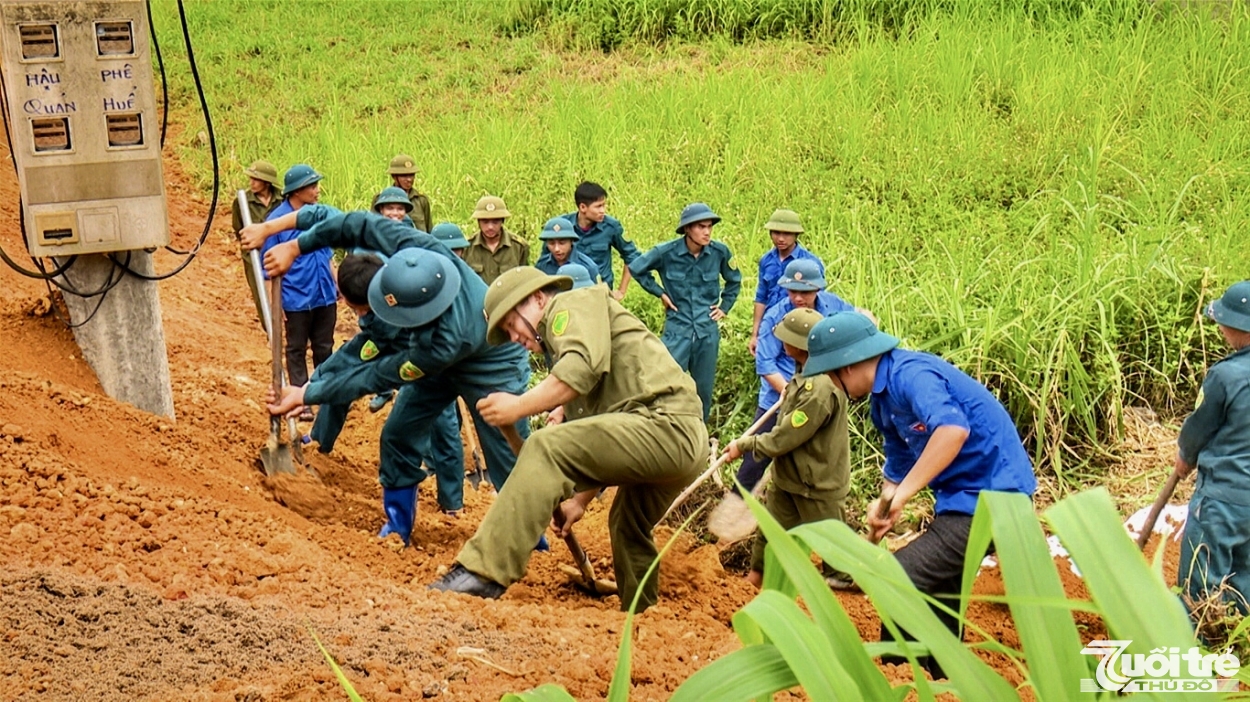 Đội xung kích phòng chống thiên tai xã Cẩm Thành (huyện Cẩm Thủy) diễn tập công tác khắc phục hậu quả do mưa lũ