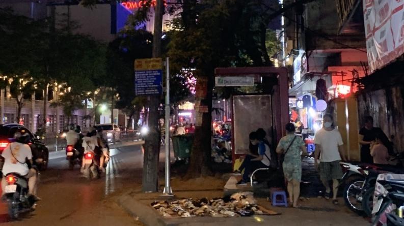 Hình ảnh người dân lấn chiếm vỉa hè, lòng đường kinh doanh sau dịch Covid-19