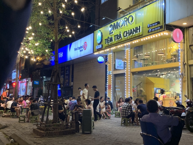 Hình ảnh kinh doanh lấn chiếm vỉa hè tại một quán trà chanh trên đường Xã Đàn, quận Đống Đa, TP Hà Nội