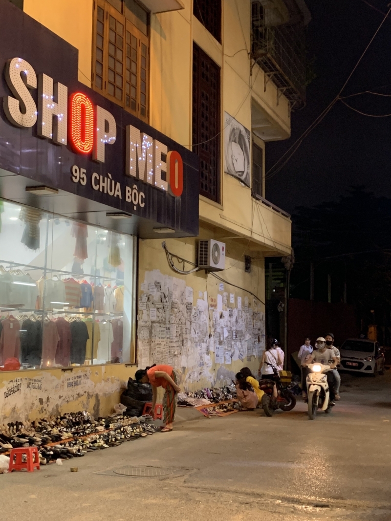 Nhiều người bày biện sản phẩm kinh doanh lấn chiếm vỉa hè, lòng đường tại phố Chùa Bộc, quận Đống Đa