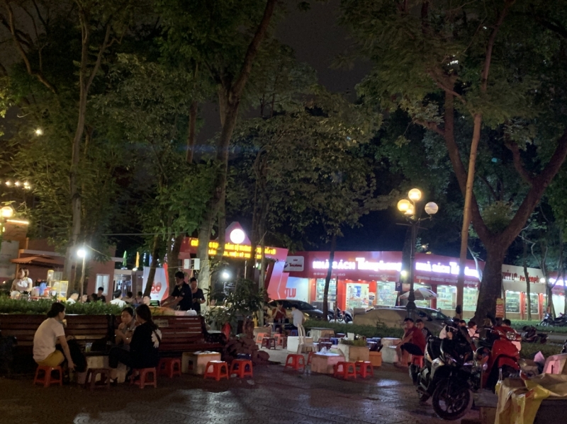Trong khuôn viên trước cổng trường Đại học Thủy lợi bàn ghế bày biện khắp nơi để kinh doanh