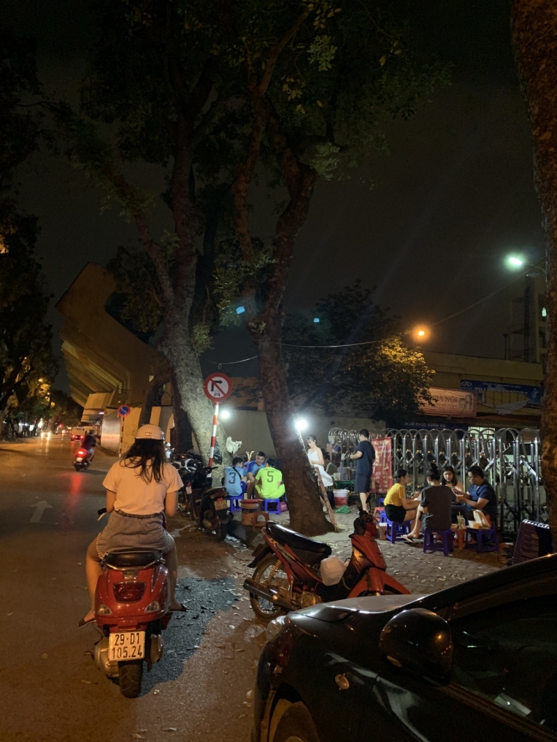 Nhiều người dân bán trà đá trên vỉa hè ở gần sân vận động Hàng Đẫy