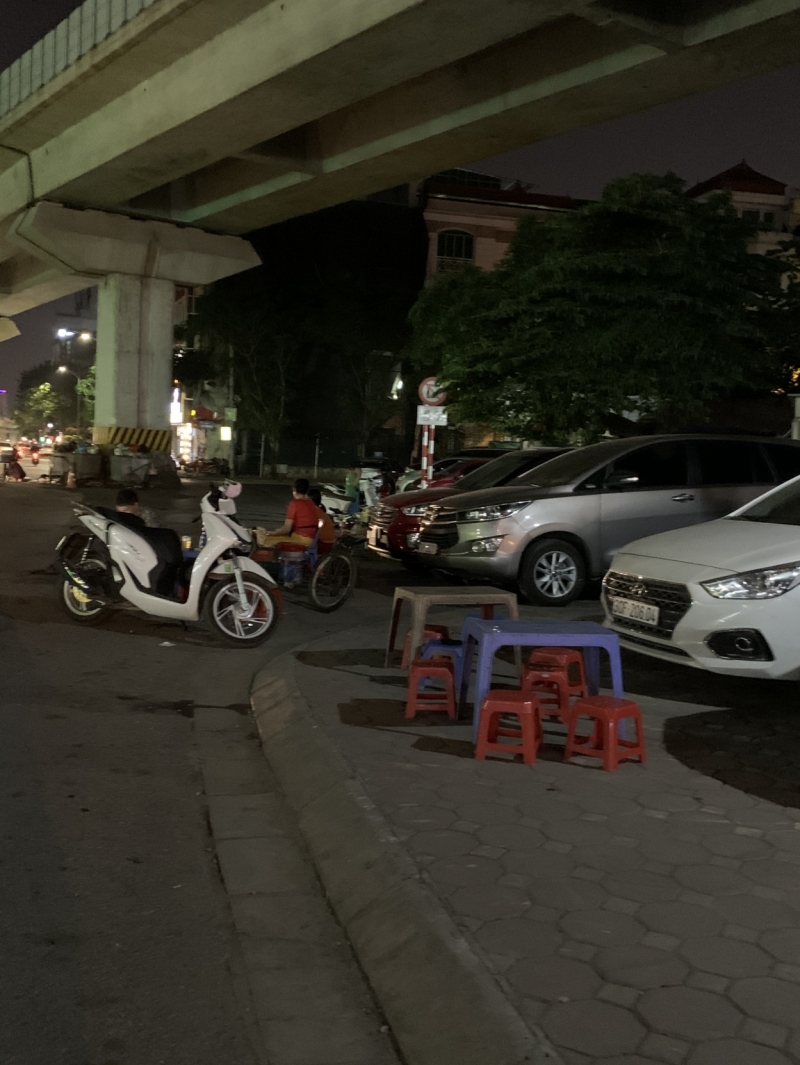 Hình ảnh người dân lấn chiếm vỉa hè, lòng đường kinh doanh sau dịch Covid-19