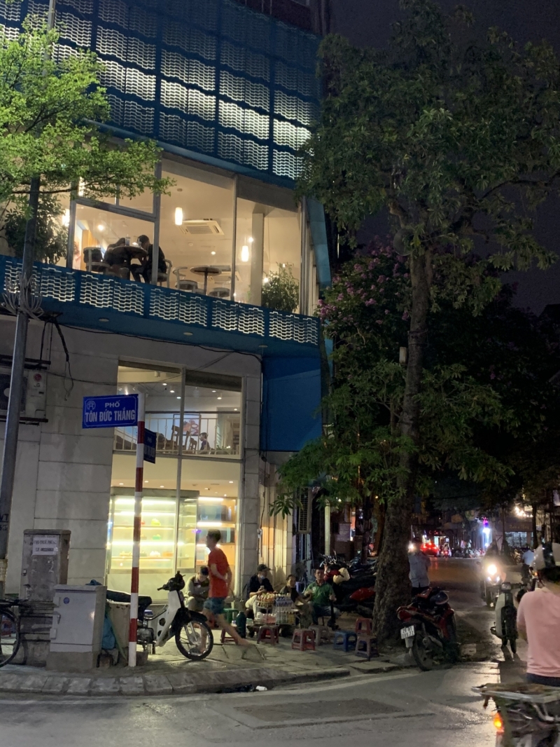 Quán trà đá vỉa hè trên phố Tôn Đức Thắng