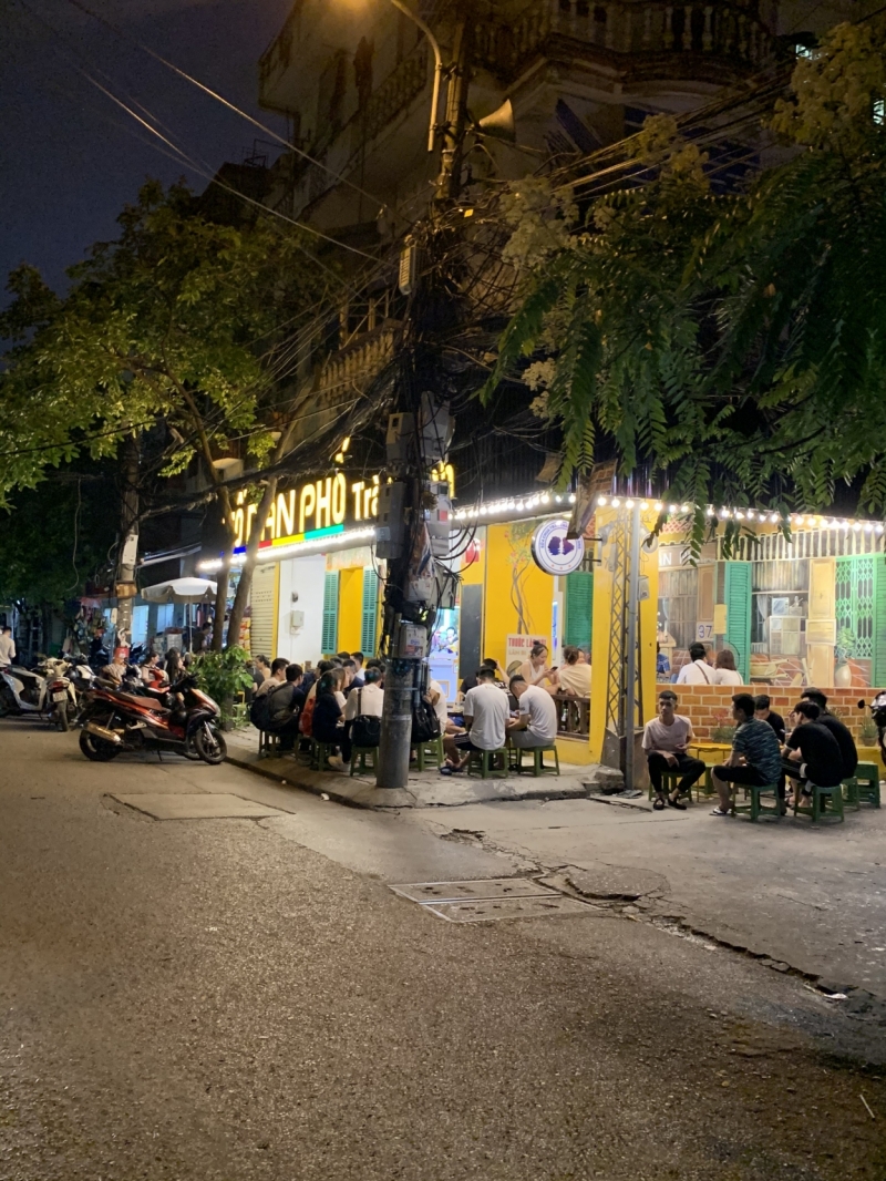 Hình ảnh người dân lấn chiếm vỉa hè, lòng đường kinh doanh sau dịch Covid-19