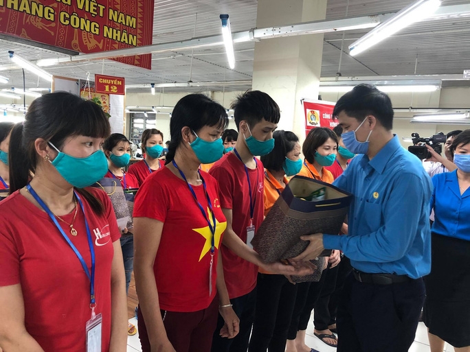 50 phần quà trao tặng tới công nhân lao động có hoàn cảnh khó khăn