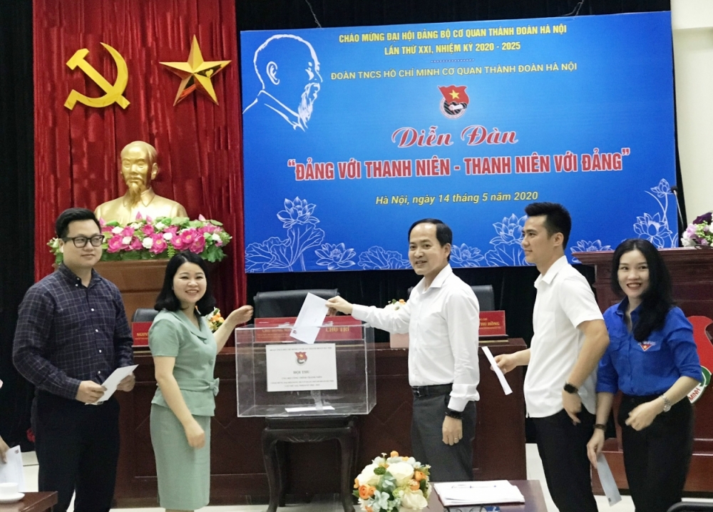 Các đồng chí Thường trực Thành đoàn, đại diện Đảng ủy cơ quan Thành đoàn Hà Nội và các đơn vị quyên góp ủng hộ công trình thanh niên