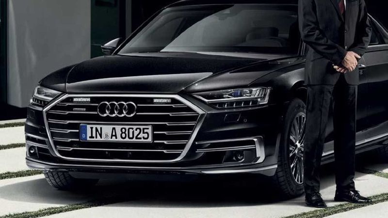 Nếu nhìn ở ngoại thất, sự khác biệt giữa Audi A8 L 2020 bọc thép với A8 L 2020 thông thường có lẽ chỉ tới từ phần đèn LED màu xanh được gắn trong mặt ca-lăng