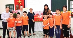 Lãnh đạo thành phố thăm, tặng quà Trường Phổ thông cơ sở dân lập dạy trẻ câm điếc Hà Nội