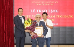 Phó Bí thư Thành ủy Đào Đức Toàn trao Huy hiệu Đảng cho đảng viên lão thành quận Đống Đa