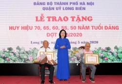 Phó Bí thư Thường trực Thành ủy Hà Nội trao Huy hiệu Đảng tại quận Long Biên