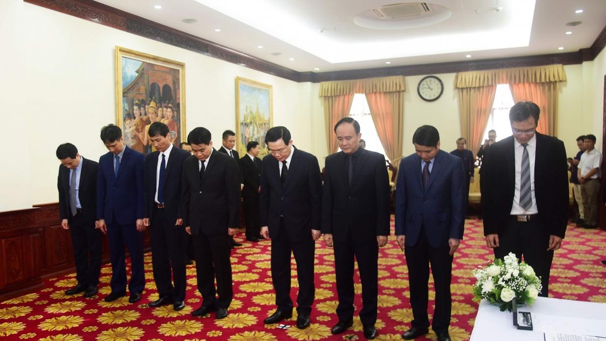 Đoàn đại biểu thành phố Hà Nội viếng đồng chí Đại tướng Sisavath Keobounphanh