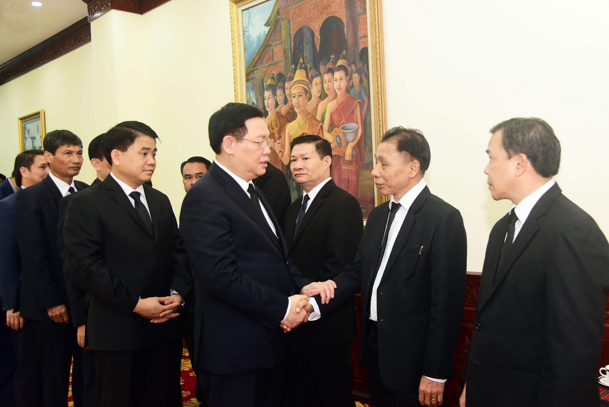Bí thư Thành ủy Hà Nội Vương Đình Huệ và các đồng chí lãnh đạo thành phố Hà Nội chia buồn với nhân viên, cán bộ Đại sứ quán Lào tại Việt Nam