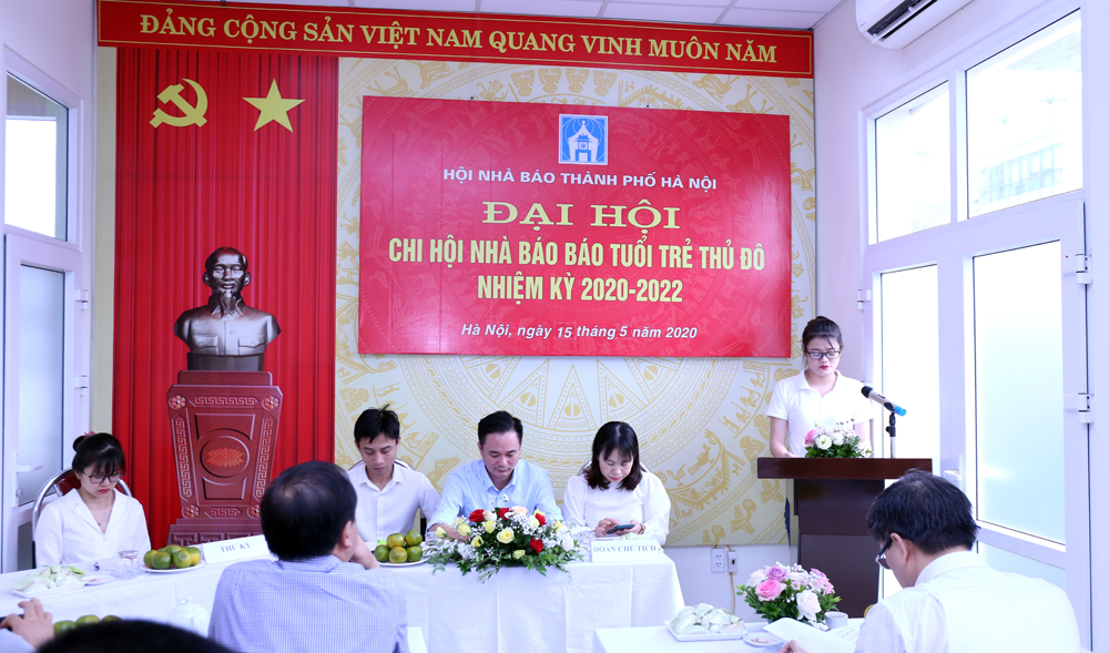 Đồng chí Lê Thị Dung, phóng viên ban Thanh niên, trình bày tham luận tại Đại hội