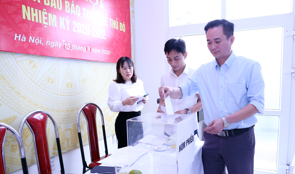 Các đại biểu bỏ phiếu bầu Ban Thư ký Chi hội Nhà báo báo Tuổi trẻ Thủ đô nhiệm kỳ 2020 - 2022