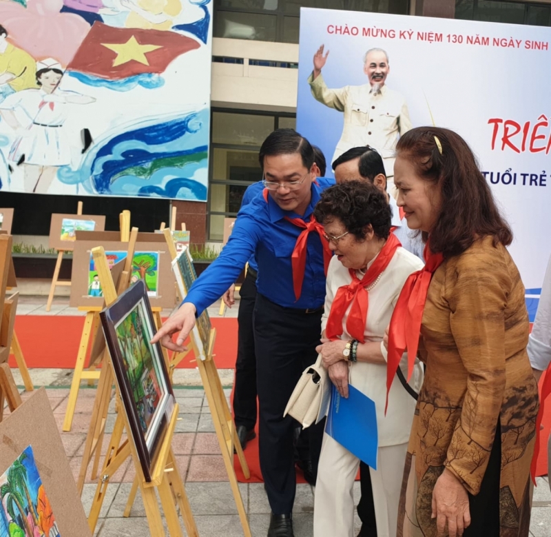 Bí thư Thành đoàn Hà Nội Nguyễn Ngọc Việt tại triển lãm tranh “Tuổi trẻ Thủ đô làm theo lời Bác