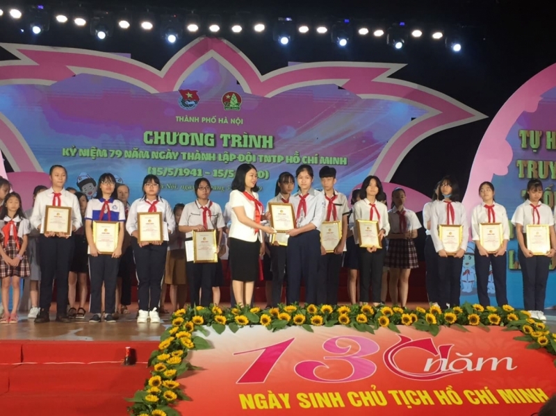 Đồng chí Chu Hồng Minh, Ủy viên Ban Chấp hành Trung ương Đoàn, Phó Bí thư Thường trực Thành đoàn, Chủ tịch Hội Sinh viên thành phố Hà Nội trao giải Nhất thi vẽ