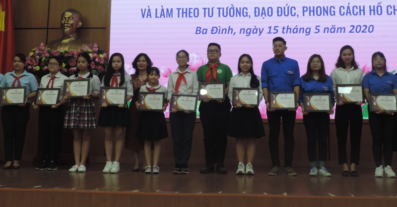 Tuyên dương các cá nhân tiêu biều trong học tập và làm theo lời Bác