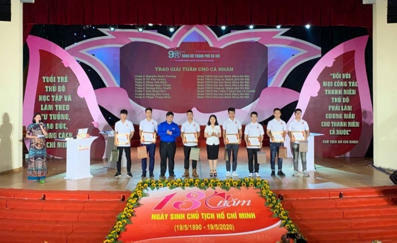 Đồng chí Chu Hồng Minh, Ủy viên Ban Chấp hành Trung ương Đoàn, Phó Bí thư Thường trực Thành đoàn, Chủ tịch Hội Sinh viên thành phố Hà Nội trao giải Tuần cho cá nhân