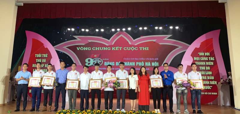 Lãnh đạo Thành đoàn Hà Nội trao giải các đội thi tại cuộc thi “Tìm hiểu về lịch sử 90 năm Đảng bộ thành phố và truyền thống lịch sử, văn hóa của Thủ đô Hà Nội”