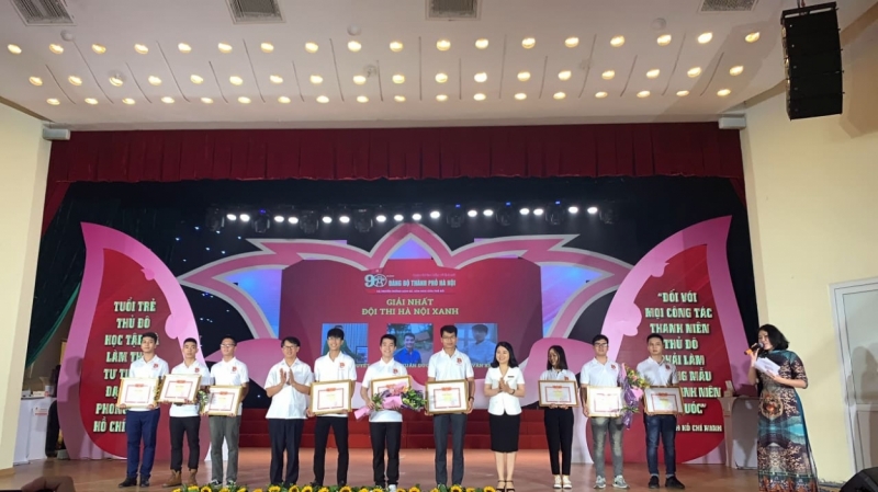 Lãnh đạo Thành đoàn Hà Nội trao giải Nhất cuộc thi cho đội thi Hà Nội xanh