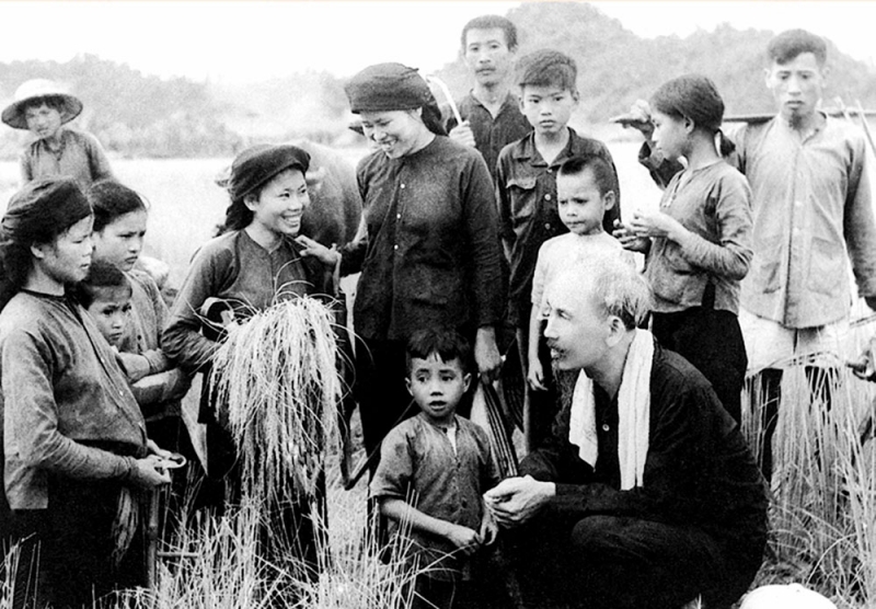 Chủ tịch Hồ Chí Minh thăm đồng bào Hùng Sơn, xã Phục Linh, huyện Đại Từ, tỉnh Thái Nguyên năm 1954 (Ảnh tư liệu)