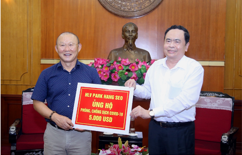 HLV Park Hang Seo đã có nhiều hoạt động thiết thực đê ủng hộ công tác phòng chống dịch Covid-19 tại Việt Nam.