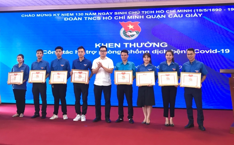 Đồng chí Trần Quang Hưng, Phó Bí thư Thành đoàn Hà Nội trao giấy khen tới các tập thể, cá nhân có thành tích xuất sắc trong công tác tình nguyện phòng, chống dịch Covid-19