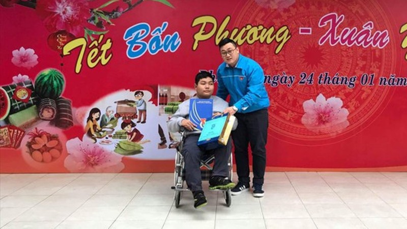 Đảng viên trẻ, Bí thư Đoàn phường Phúc Xá Nguyễn Đăng Khoa tặng quà tới đoàn viên, thanh niên có hoàn cảnh khó khăn