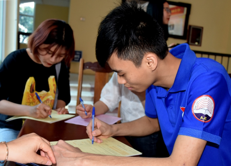 Các sinh viên đăng ký tham gia hiến máu tình nguyện