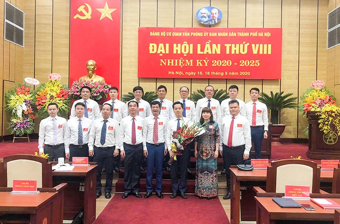 Phó Bí thư Thường trực Đảng ủy Khối các cơ quan thành phố Hà Nội Phùng Khải Lợi tặng hoa chúc mừng